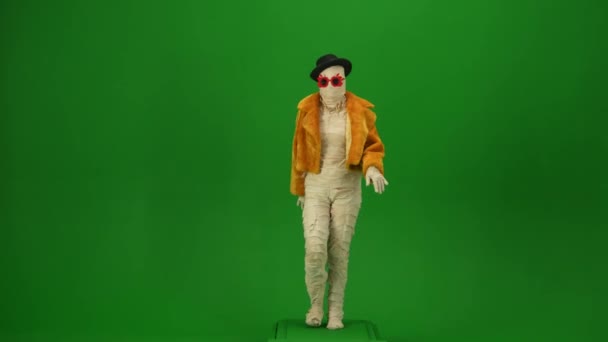 Glamorosa Momia Abrigo Naranja Sombrero Gafas Sol Caminando Con Gracia — Vídeos de Stock