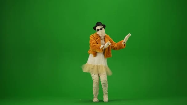 Glamorosa Momia Abrigo Piel Naranja Sombrero Gafas Sol Bailando Danza — Vídeos de Stock