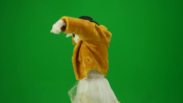 Múmia Glamourosa Casaco Laranja Chapéu Óculos Sol Dançando Mãos Onduladas — Vídeo de Stock
