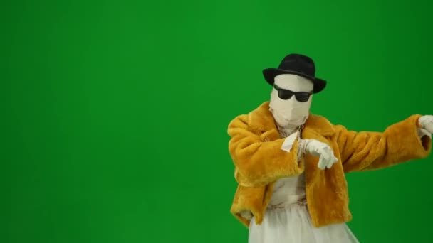 Glamorous Mummy Orange Fur Coat Hat Sunglasses Dancing Oriental Dance — Stock Video