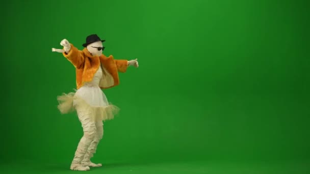 穿着橙色外套 戴着帽子 戴着太阳镜 手舞足蹈的迷人木乃伊 绿色屏幕隔离着色键 工作空间 全身而退万圣节假期 — 图库视频影像