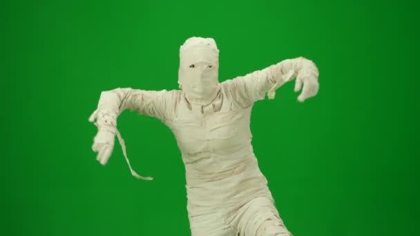 Мумія Загорнута Бинтами Танцює Махає Руками Ногами Зелений Екран Ізольовано — стокове відео
