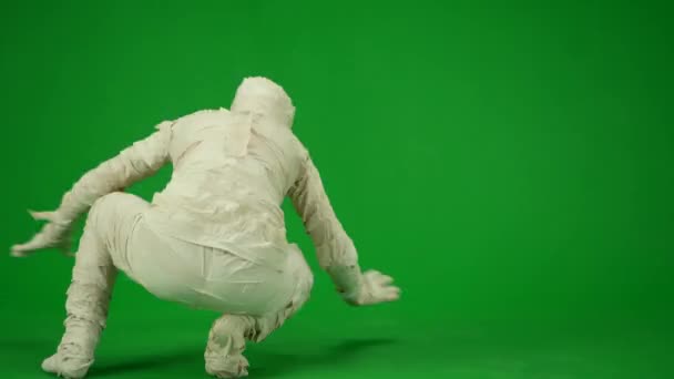 Scary Mummy Wrapped Bandages Break Dancing Spinning Floor Green Screen — Stock Video