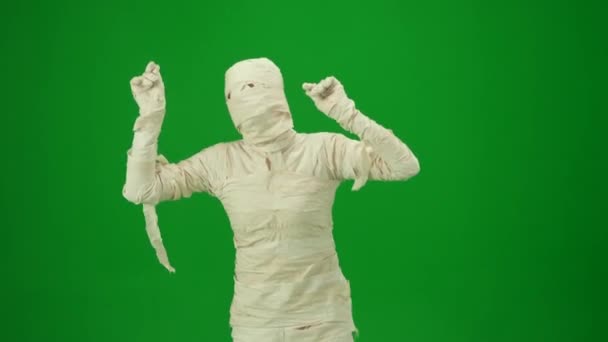 Skrämmande Mumie Insvept Bandage Som Dansar Och Gör Handrörelser Grön — Stockvideo