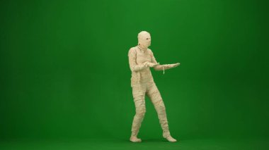 Sargı bezine sarılı bir mumya korkunç bir poz verir. Yeşil ekran izole edilmiş kroma anahtarı. Model, çalışma alanı, reklam. Tam boy. Cadılar Bayramı. Yarım dönüş..