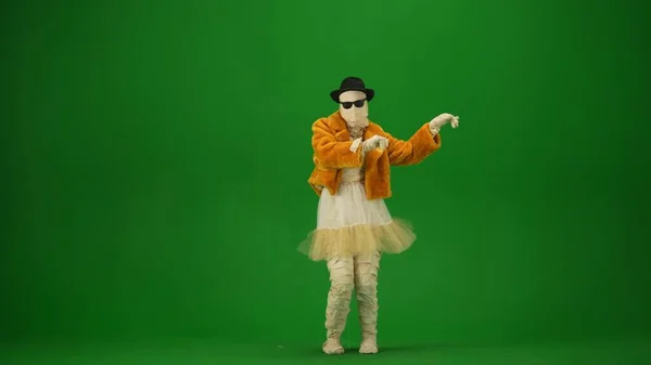 Glamorous Mummy Dances Orange Fur Coat Hat Sunglasses Green Screen — Stock Photo, Image