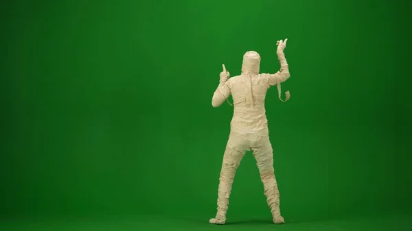Uma Múmia Envolta Ligaduras Posa Dança Com Braços Levantados Tela — Fotografia de Stock