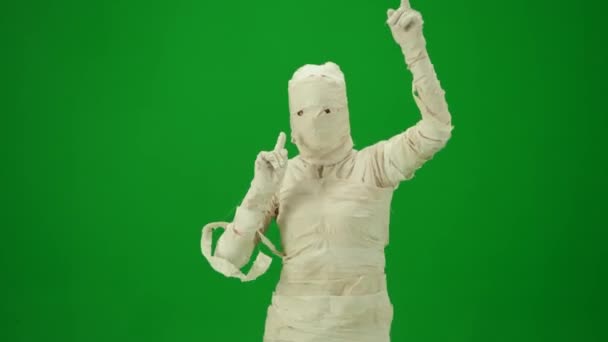 Skrämmande Mumie Insvept Bandage Dansar Med Armarna Upp Luften Grön — Stockvideo