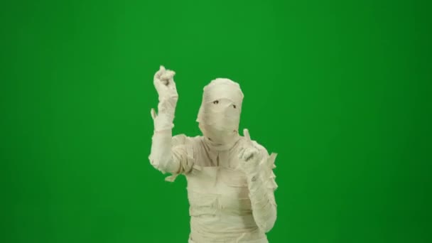 Múmia Assustadora Envolta Ataduras Dança Com Mãos Para Cima Gira — Vídeo de Stock