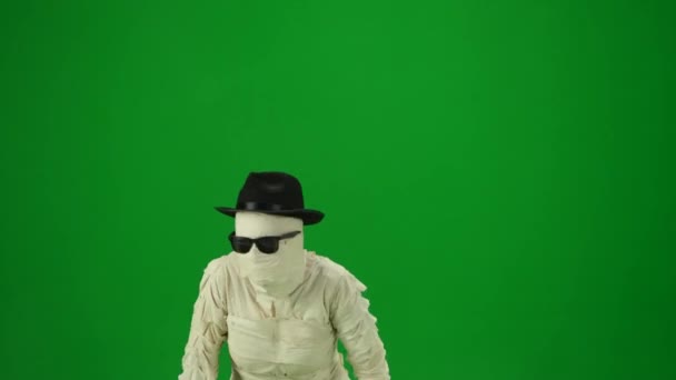 Straszna Mumia Owinięta Bandaże Tańczy Czarnym Kapeluszu Okularach Przeciwsłonecznych Zielony — Wideo stockowe