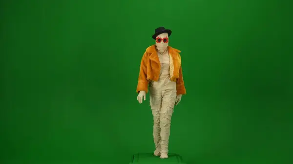 Glamorous Mummy Orange Coat Hat Sunglasses Walking Gracefully Camera Green — Stock Photo, Image