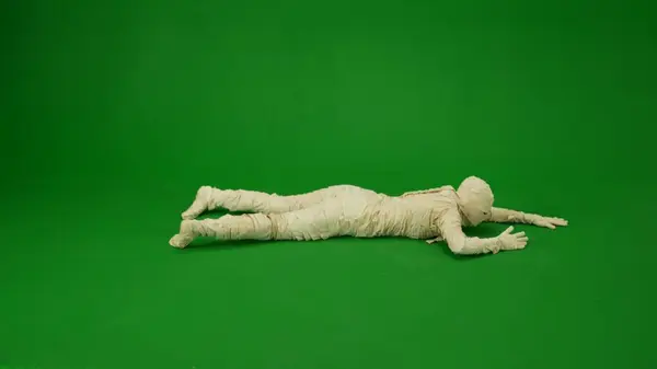 Green Screen Isolated Chroma Key Photo Capturing Mummy Crawling Floor — Stock Photo, Image