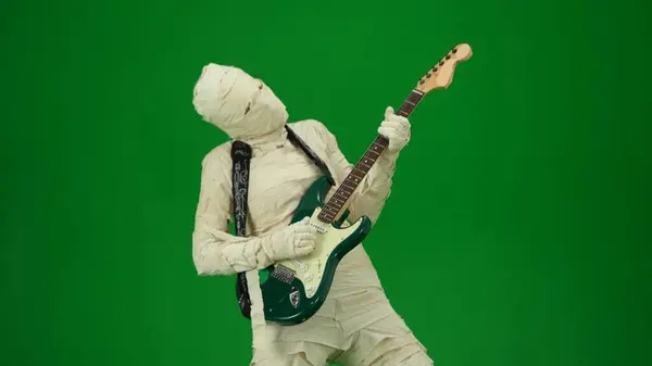 Green Screen Isolated Chroma Key Photo Capturing Mummy Playing Guitar — Stock Photo, Image
