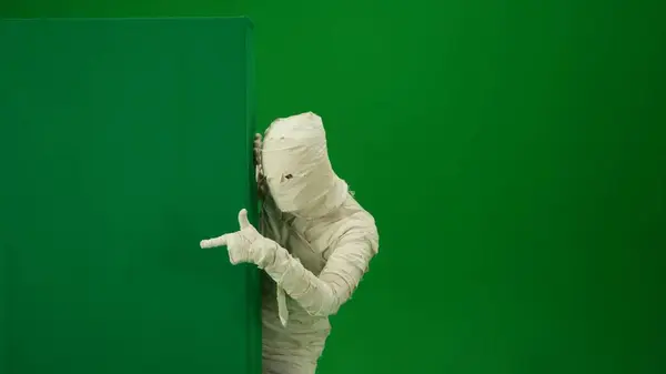Green Screen Isolated Chroma Key Photo Capturing Mummy Peeking Green — Stock Photo, Image