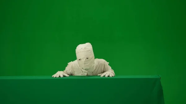 Green Screen Isolated Chroma Key Photo Capturing Mummy Rising Peeking — Stock Photo, Image