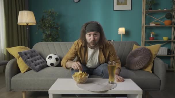 Bir Spor Hayranı Evdeki Kanepede Otururken Televizyonda Maç Izler Bir — Stok video