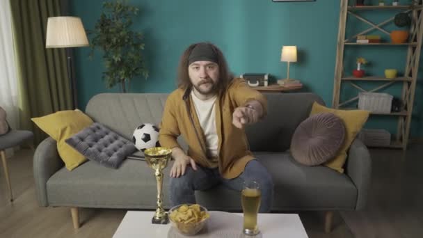 Rámu Sedí Pohovce Muž Chipsy Pivo Hrnek Jsou Přitahovány Stolu — Stock video