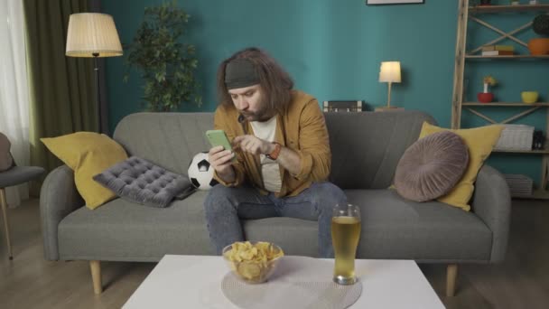 Homme Âge Moyen Est Assis Sur Canapé Tient Téléphone Portable — Video