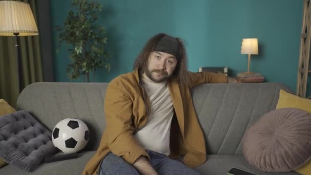 Homme Âge Moyen Est Assis Sur Canapé Avec Ballon Football — Video