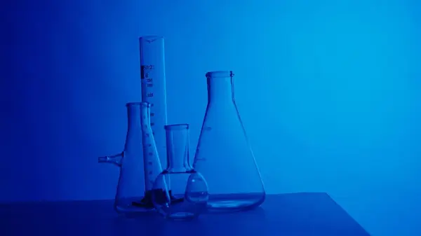 Neon Blaulicht Reagenzgläser Einem Labor Aus Nächster Nähe Wissenschaftliches Experiment — Stockfoto