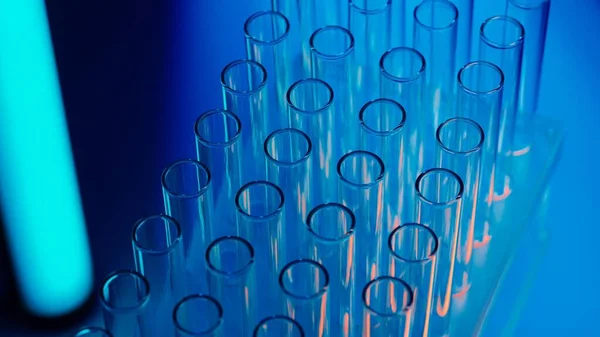 Nahaufnahme Von Neonblauen Und Roten Reagenzgläsern Einem Labor Wissenschaftliches Experiment — Stockfoto