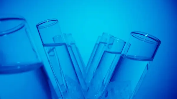 在实验室关闭装有燃料的显像管蓝光试管 科学实验 实验室玻璃器皿的详细照片 创意内容或医疗广告 — 图库照片