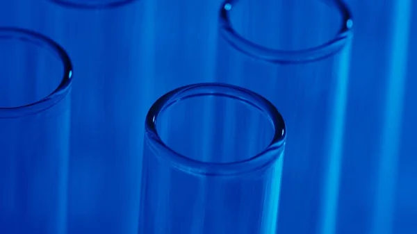 Neon Blaulicht Reagenzgläser Einem Labor Aus Nächster Nähe Wissenschaftliches Experiment — Stockfoto