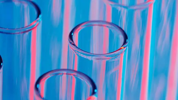 Nahaufnahme Von Neonblauen Und Roten Reagenzgläsern Einem Labor Wissenschaftliches Experiment — Stockfoto
