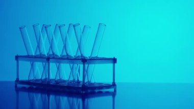 Laboratuvardaki mavi ışık test tüplerini kapatın. Bilimsel deney, araştırma, çalışma. Laboratuvar cam takımının detaylı görüntüsü. Yaratıcı içerik veya tıbbi reklam.
