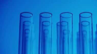 Laboratuvardaki mavi ışık test tüplerini kapatın. Bilimsel deney, araştırma, çalışma. Laboratuvar cam takımının detaylı görüntüsü. Yaratıcı içerik veya tıbbi reklam.