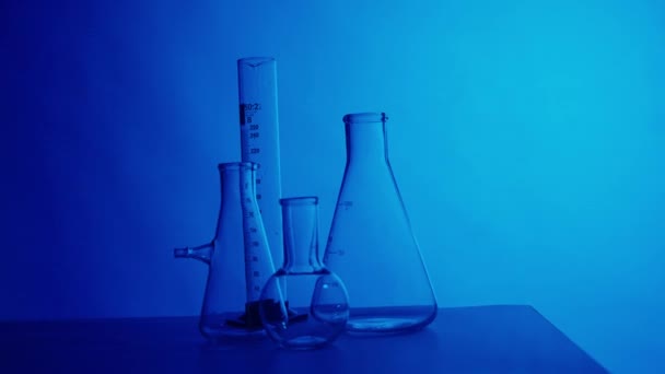 关闭实验室中的视频霓虹灯蓝光测试管 科学实验 实验室玻璃器皿的详细照片 创意内容或医疗广告 — 图库视频影像
