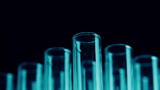 关闭实验室中的视频霓虹灯蓝光测试管 科学实验 实验室玻璃器皿的详细照片 创意内容或医疗广告 — 图库视频影像