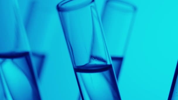 在实验室关闭装有燃料的显像管蓝光试管 科学实验 实验室玻璃器皿的详细照片 创意内容或医疗广告 — 图库视频影像