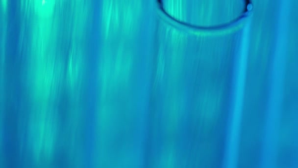 Neon Blaulicht Reagenzgläser Einem Labor Großaufnahme Wissenschaftliches Experiment Forschung Studie — Stockvideo