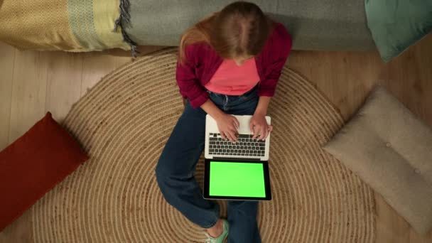 Вид Сверху Запечатлевший Молодую Женщину Сидящую Полу Смотрящую Экран Ноутбука — стоковое видео