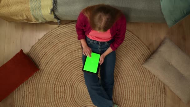 Κάτοψη Συλλαμβάνοντας Μια Νεαρή Γυναίκα Που Κάθεται Στο Πάτωμα Κοιτάζοντας — Αρχείο Βίντεο