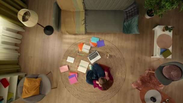 바닥에 여자를 노트북에 메모를 화려한 책으로 둘러싸여 Homeschooling 온라인 — 비디오