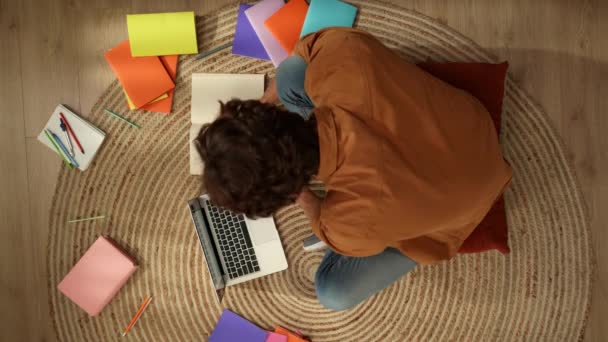 Vista Superior Capturando Jovem Sentado Chão Estudando Trabalhando Laptop Tomando — Vídeo de Stock