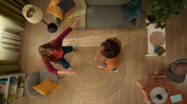 Üst tabaka, genç ve mutlu bir çiftin evde vakit geçirmesini çekiyor. Onlar eğleniyorlar, odanın ortasında dans ediyorlar. Çift, sevgili, boş zaman, romantik ilişkiler..