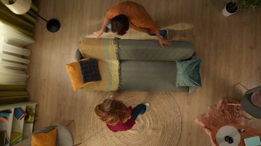 Top view 'de genç bir çifti yakalamak, kanepede, kanepede koşuşturmak, birlikte eğlenmek. Aile, flört, boş zaman, birlikte zaman geçirmek, eğlenmek, aylaklık etmek..