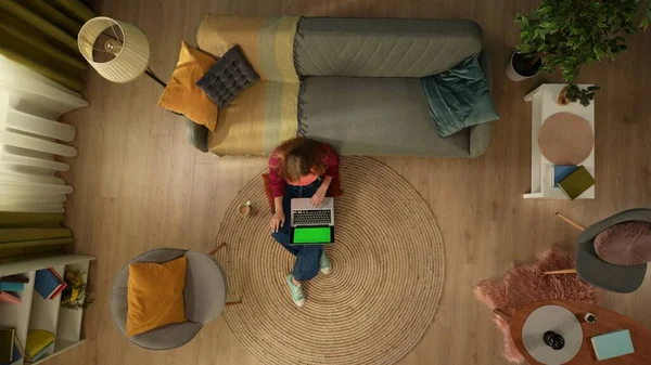 头像拍摄到一个年轻女子坐在地板上 看着带有广告区的笔记本电脑屏幕 工作空间在上面模拟 网上购物 社交网络和通信 — 图库照片
