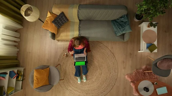 在头像上 一个年轻女子坐在地板上 看着带有广告区的笔记本电脑屏幕 工作空间就像在打一个视频电话 社交网络 — 图库照片
