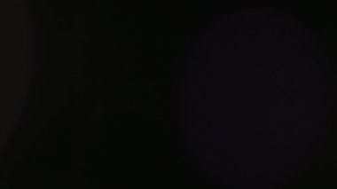 Anamorfik mercek yaratıcı reklam kavramını alevlendiriyor. Sinematik ışıklar şablonu yansıtır. Yakın güneş ışığı geçişi ile soyut örtüşme, karanlık arkaplan üzerindeki ışık parlamaları efektleri.