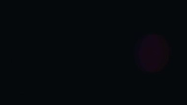 Anamorfik mercek yaratıcı reklam kavramını alevlendiriyor. Sinematik ışıklar şablonu yansıtır. Renkli harmanlanmış ışık geçişi ile soyut örtüşme, koyu arkaplan üzerindeki parlaklık efektleri.