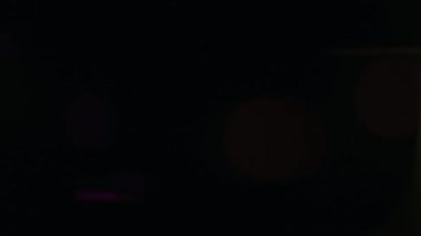 Anamorfik mercek yaratıcı reklam kavramını alevlendiriyor. Sinematik ışıklar şablonu yansıtır. Soyut örtülü renkli ışık geçişi ışınları, lens parlamaları koyu arkaplan üzerindeki ışık efektleri.