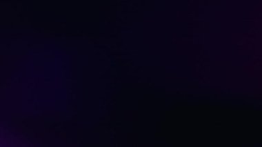 Anamorfik mercek yaratıcı reklam kavramını alevlendiriyor. Sinematik ışıklar şablonu yansıtır. Gökkuşağı neon ışık geçişi ile soyut örtüşen, lens parlamaları koyu arkaplan üzerinde efektler.