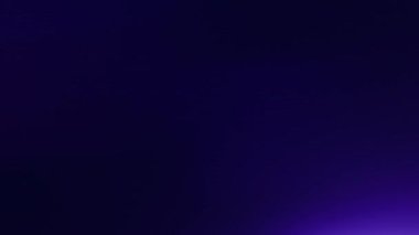 Anamorfik mercek yaratıcı reklam kavramını alevlendiriyor. Sinematik ışıklar şablonu yansıtır. Renkli neon parlak ışık geçişi ile soyut örtüşme, koyu arkaplan üzerinde lens parlamaları efektleri.