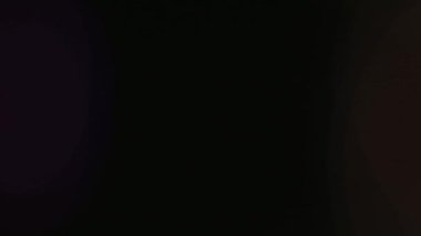 Anamorfik mercek yaratıcı reklam kavramını alevlendiriyor. Sinematik ışıklar şablonu yansıtır. İki noktalı ışık geçişi ile soyut örtüşen mercek, koyu arkaplan üzerinde yanıp sönen efektler.