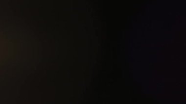 Anamorfik mercek yaratıcı reklam kavramını alevlendiriyor. Sinematik ışıklar şablonu yansıtır. Parlayan partilerin renkli ışıklarıyla soyut örtüşme, koyu arkaplanda yanıp sönen mercek efektleri.