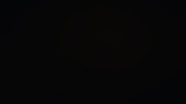 Anamorfik mercek yaratıcı reklam kavramını alevlendiriyor. Sinematik ışıklar şablonu yansıtır. Hızlı hareket eden soluk sarı ışık ile soyut örtüşme, koyu arkaplan üzerinde bulanık mercek efektleri.